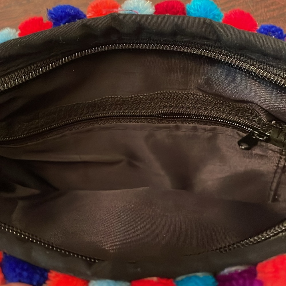 Small embroidered wristlet or clutch - Picture 4 of 6
